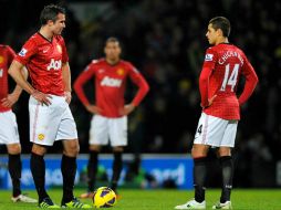 Van Persie (i) considera que la actitud del tapatío (d) sirve de inspiración en el ManU. MEXSPORT  /