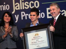 Iván Alejandro García recibe del Gobernador Emilio González el Premio a la Juventud en el ámbito deportivo.  /