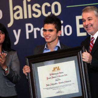 Emilio entrega Premios Jalisco y de la Juventud