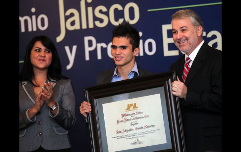 Iván Alejandro García recibe del Gobernador Emilio González el Premio a la Juventud en el ámbito deportivo.  /
