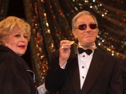 Joaquín Cordero recibió la medalla de manos de Silvia Pinal. NOTIMEX  /