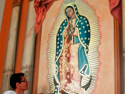De 300 kilogramos, la pintura muestra al centro a la Virgen de Guadalupe con sus manos entrelazadas al nivel del pecho. EL UNIVERSAL  /