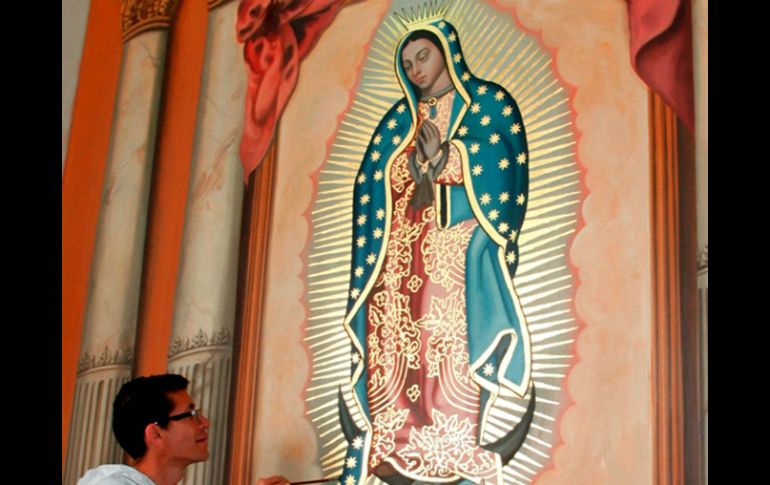 De 300 kilogramos, la pintura muestra al centro a la Virgen de Guadalupe con sus manos entrelazadas al nivel del pecho. EL UNIVERSAL  /