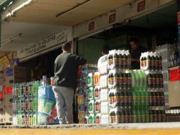 La iniciativa señala que se aplicará la tasa de 20% sobre el precio de venta a cualquier refresco. ARCHIVO  /