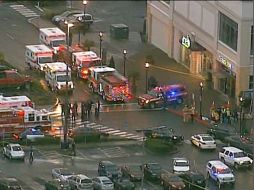 Vehículos de emergencia después del tiroteo geneardo con un rifle semiautomático cerca de una sucursal de la tienda Macy. AFP  /