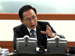 El presidente de Corea del Sur, Lee Myung-bak, habla durante la junta de emergencia, en Seúl. AP  /