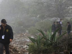 El aeronave cayó en un ángulo de casi 45 grados. Forenses siguen con las investigaciones en la zona. AFP  /