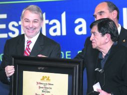 FILÓSOFO. El sacerdote jesuita Jorge Manzano al momento de recibir el Premio Jalisco al Mérito Humanístico.  /