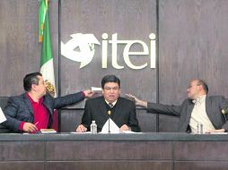 Francisco Javier González Vallejo, Jorge Gutiérrez Reynaga y Pedro Vicente Guerrero, durante la sesión del Itei celebrada ayer.  /