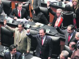Arturo Zamora (izquierda), Emilio Gamboa y Héctor Larios (derecha), entre otros, en la sesión en la Cámara alta. EL UNIVERSAL  /