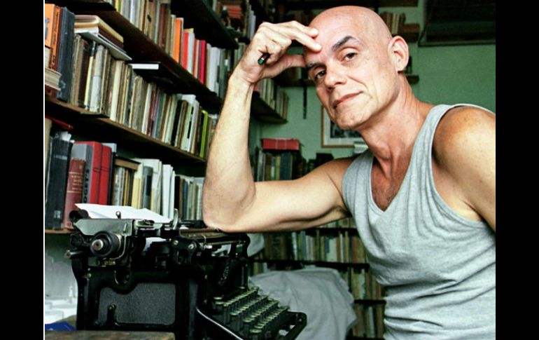 Lo apropiado es escribir mayúscula después de los dos puntos. ARCHIVO  /