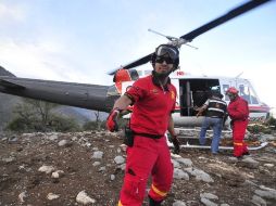 Autoridades federales y de protección civil observan el sitio donde cayó el avión privado. ARCHIVO  /