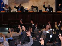 Diputados del Congreso de Honduras votan la destitución de cuatro magistrados de la corte. XINHUA  /