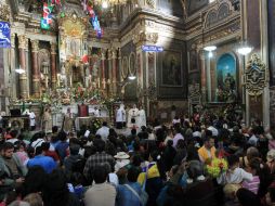 Files avanzan lento dentro del Santuario.  /