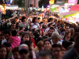 Todos desde temprano, a ras de suelo o en brazos, avanzan hacia el altar del Santuario para ver de cerca a la festejada.  /