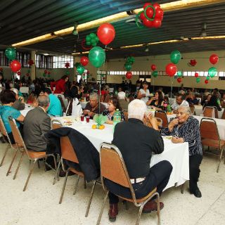 Festejan a ex trabajadores de los medios de comunicación