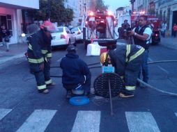 Bomberos y personal del SIAPA realizaron la limpieza de coladeras y alcantarillas para inhibir cualquier riesgo.  /