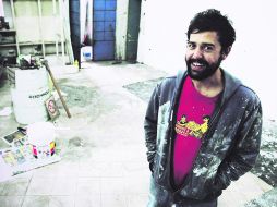 El fotoperiodista Tonatiuh Figueroa es el promotor del espacio que funcionó como tlapalería y que ahora reabre para las artes visuales.  /