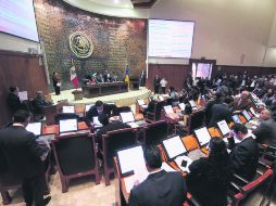 Sesión. Los legisladores dejarán de recibir vales de gasolina, recursos para comida y transporte aéreo, entre otros apoyos.  /