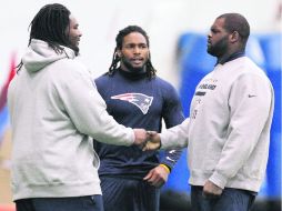 Brandon Bolden, Ron Brace y Jeremiah Warren se reportaron a los entrenamientos para preparar el partido contra los 49’s. AP  /