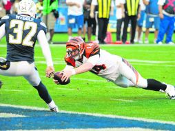 El extra. El mariscal de campo de los Bengalíes, Andy Dalton, se esfuerza para entrar a la zona de anotación.  AP  /