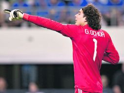 Apunta a la salvación. El portero mexicano Guillermo Ochoa jugó todo el partido. MEXSPORT  /