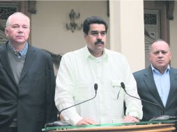 Caras largas. El vicepresidente Nicolás Maduro (centro), informa sobre la salud del presidente. AP  /
