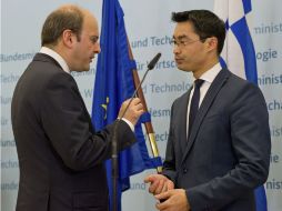 El ministro de Economia alemán, Philipp Roesler (d), con el ministro griego de Desarrollo, Konstantinos Hatzidakis. EFE  /