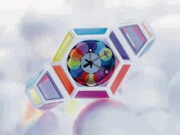 • El reloj es un innovador diseño desde el estuche, que es una pirámide opaca que evita ver los colores CORTESÍA  /