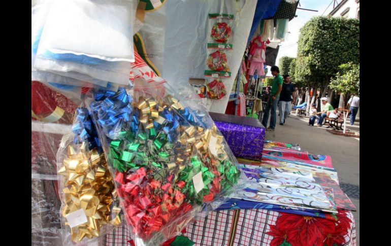 En el tianguis navideño se puedan encontrar productos como juguetes, ropa y hasta comida. ARCHIVO  /