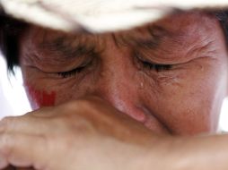 Una simpatizante de Chávez llora al escuchar que el presidente tivo complicaciones en su operación. REUTERS  /