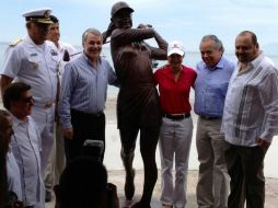 Ochoa (d) junto a su escultura (c) y el gobernador Emilio González (i). Imagen de @LorenaOchoaR. ESPECIAL  /