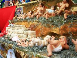 A lo largo de este popular mercado los nacimientos más comunes son los de resina, que son huecos y livianos.  /