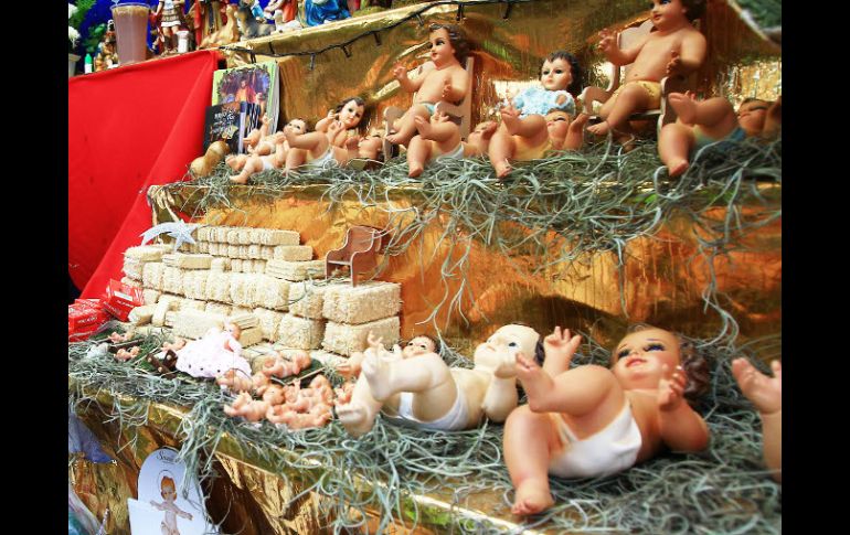 A lo largo de este popular mercado los nacimientos más comunes son los de resina, que son huecos y livianos.  /