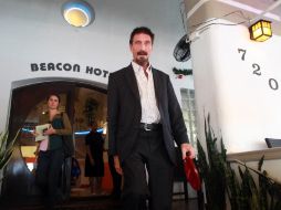 John McAfee, en una rueda de presna imporvisada, hablando afuera del hotel en Miami Beach donde pasó la noche. AP  /