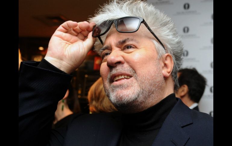 Almodóvar puso al público en pie y agradeció desde el ''fondo de su corazón''. EFE  /