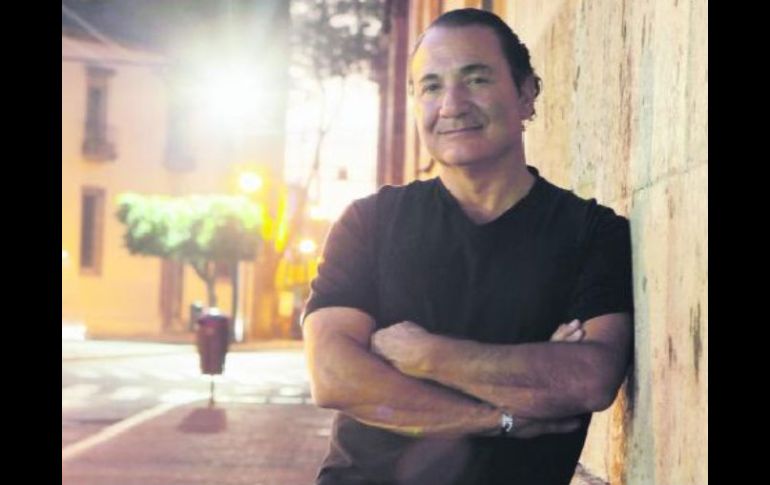 Aptitudes. Baloyan asegura que su instrumento favorito es el bajo, del que incluso saca acordes con la dentadura.  /