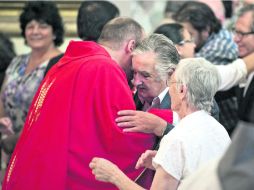 José Mujica, presidente de Uruguay, es consolado por fray Vicente, en la iglesia de los Franciscanos Conventuales, en Montevideo. AFP  /