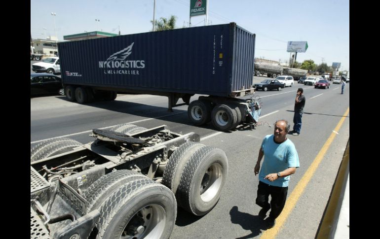 En la carretera a Chapala un contenedor (no container) obstruye el tráfico. ARCHIVO  /