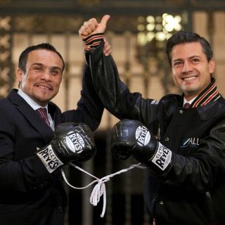 Márquez regala a Peña guantes con los que noqueó a Pacquiao