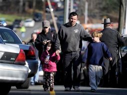 Padres evacuan a sus hijos de la escuela tras el tiroteo. AP  /