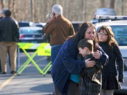 Una mujer consuela a su hijo tras el tiroteo en la escuela. REUTERS  /