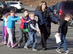Alumnos son evacuados tras el tiroteo. AP  /