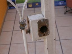 La chapa violada de un domicilio ubicado en la calle Velino M. Presa y Rivas Guillen. ESPECIAL  /