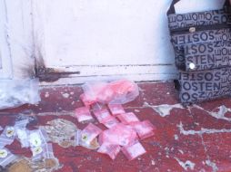 Mercancía asegurada que consiste en bolsitas de mariguana, fajos de billetes así como pequeños paquetes de polvo blanco. ESPECIAL  /