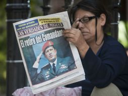 Una mujer lee un diario con información sobre Chávez. EFE  /