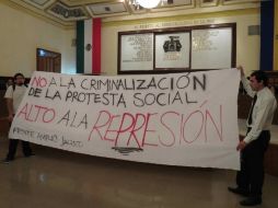Se mostró una lona que decía “No a la criminalización de la protesta social. Alto a la represión”.  /