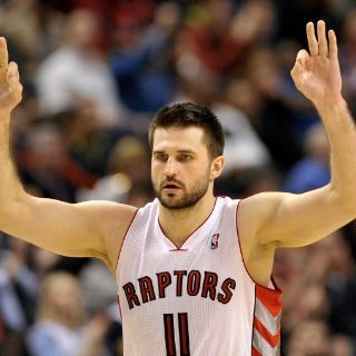 Kleiza guía a los Raptors sobre los Mavericks