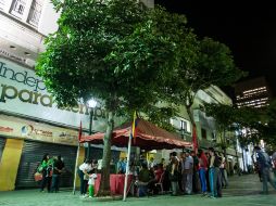 Docenas de personas realizan vigilia por la salud del presidente de Venezuela Hugo Chávez. EFE  /