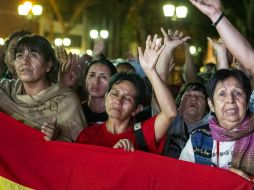 Docenas de personas participan en una vigilia por la salud del presidente de Venezuela. EFE  /